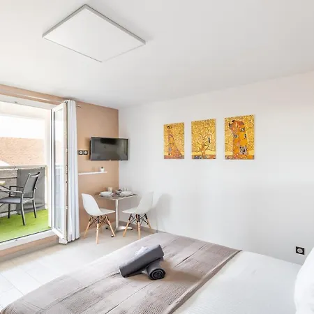 Double 6 Persons Near - Fairytale Factory Apartment